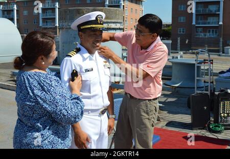 Le lieutenant-commandant Emmanuel 'anny' Sayoc, affecté au chantier naval de Norfolk, est promu au rang de commandant lors d'une cérémonie à bord du cuirassé Wisconsin, lors d'une cérémonie devant les membres de son commandement et de sa famille. La cérémonie a été organisée par le musée naval de Hampton Roads. Banque D'Images