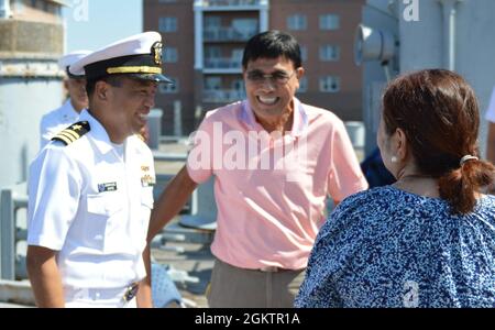 Le lieutenant-commandant Emmanuel 'anny' Sayoc, affecté au chantier naval de Norfolk, est promu au rang de commandant lors d'une cérémonie à bord du cuirassé Wisconsin, lors d'une cérémonie devant les membres de son commandement et de sa famille. La cérémonie a été organisée par le musée naval de Hampton Roads. Banque D'Images