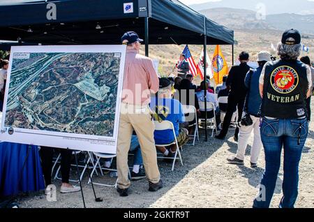 ANAHEIM HILLS, Californie (1er juillet 2021) - Don Wagner, superviseur du troisième district du comté d'Orange, accueille une conférence de presse annonçant la sélection de terrains de 280 hectares, connus sous le nom de Gypsum Canyon, pour l'établissement d'un cimetière local d'anciens combattants avec plusieurs leaders civiques et anciens combattants présents, Y compris Elisandro T. Diaz, spécialiste en communication de masse en chef de la Marine américaine, qui est l'un des fondateurs et membre de la Fondation du parc commémoratif des anciens combattants du comté d'Orange. L'OCVMP est reconnu pour avoir sensibilisé le public à la nécessité d'un cimetière d'anciens combattants dans le comté d'Orange et l'avoir nourricier jusqu'à ce moment-là. Wagner est un travail d'espoir sur TH Banque D'Images