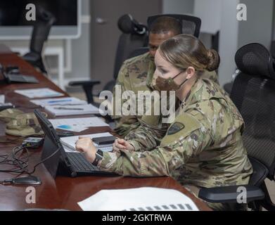 Le 1er lieutenant Darby Adams, avec le 14e Centre de soutien des ressources humaines, le 1er Commandement du soutien du théâtre, navigue dans le système de suivi des opérations d'évacuation non combattantes au Camp Arifjan (Koweït), le 1er juillet 2021. Les membres du service maximisent leur chance d'améliorer leur état de préparation par la formation sur le SNT, un système qui fournit la responsabilité des évacués en permettant aux exploitants de tenir à jour une base de données d'informations pour chaque personne évacuée à mesure qu'elle entre, qu'elle passe et qu'elle quitte finalement le processus d'évacuation. Banque D'Images