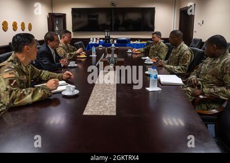 La troisième direction de la Force aérienne et la 39e direction de la base aérienne rencontrent le consul Alejandro Baez, officier principal et consul du consulat des États-Unis à Adana, à la suite de la 39e cérémonie de passation de commandement de la Force aérienne, le 1er juillet 2021, à la base aérienne d'Incirlik, en Turquie. La 39e ABW soutient l'ambassade des États-Unis à Ankara et collabore localement avec le consulat des États-Unis à Adana pour aider à promouvoir la sécurité et la stabilité dans toute la région. Banque D'Images