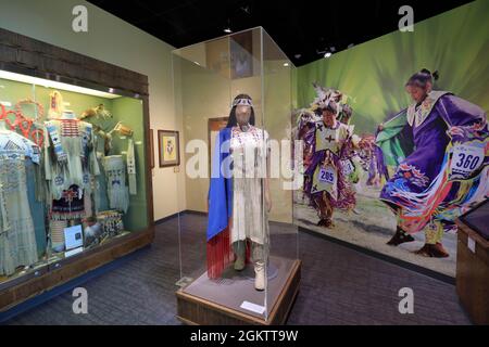 Les vêtements et les objets de cérémonie d'Eagle Horse sont exposés dans l'exposition de l'école indienne de St.Joseph à Akta Lakota Museum & Cultural Center.Chamberlain.South Dakota.USA Banque D'Images