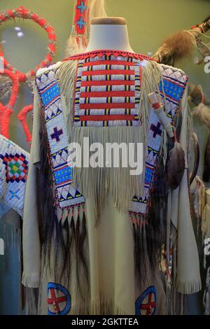 Les vêtements et les objets de cérémonie d'Eagle Horse sont exposés dans l'exposition de l'école indienne de St.Joseph à Akta Lakota Museum & Cultural Center.Chamberlain.South Dakota.USA Banque D'Images