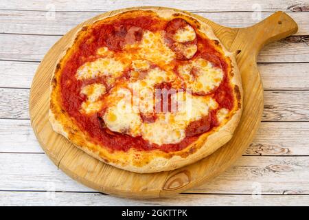 Pizza espagnole à croûte mince avec chorizo de cantimpalos sur bois Banque D'Images