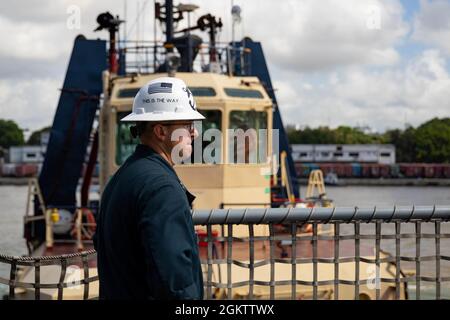 210629-N-RL695-1005 SAINT-DOMINGUE, RÉPUBLIQUE DOMINICAINE - (29 JUIN 2021) -- Le compagnon de Boatswain de 1re classe Nicholas Wendell, un observateur de sécurité affecté au navire de combat littoral variante Freedom USS Sioux City (LCS 11), surplombe les détails de la mer et de l’ancre alors que le navire quitte Saint-Domingue, République dominicaine après un bref arrêt pour les provisions et le carburant., 29 juin 2021. Sioux City est déployée dans la zone d’opérations de la 4e flotte des États-Unis pour appuyer la mission de la Force opérationnelle interagences conjointe Sud, qui comprend des missions de lutte contre le trafic illicite de drogues dans les Caraïbes et le Pacifique oriental. Banque D'Images