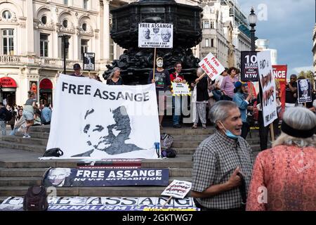 Les manifestants manifestent à Piccadilly Circus, Londres, contre l'extradition aux États-Unis du fondateur de Wikileaks, Julian Assagnes Banque D'Images