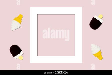 Décor crème glacée sur fond rose pastel. Espace de copie créatif avec cadre. Banque D'Images