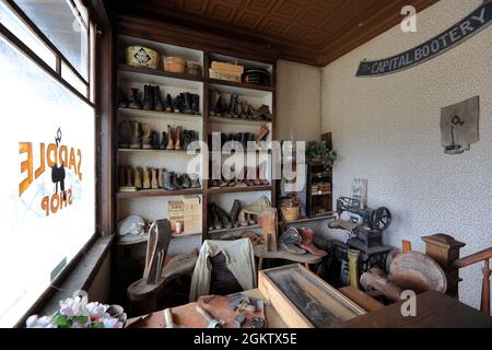 Intérieur d'une boutique de selle et atelier de réparation de cordonniers avec le signe Capital Bootery dans 1880 ville.Midland.South Dakota.USA Banque D'Images