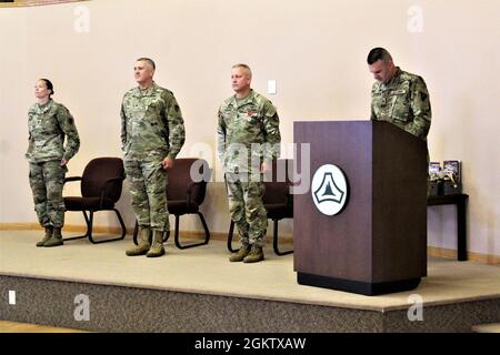 Les chefs de garnison se tiennent à l'attention après le Sgt de commandement. Le major Paul Mantha, ancien major ségérant de commandement de la garnison de fort McCoy, a reçu la Légion du mérite lors d'une cérémonie de remise de prix spéciale le 1er juillet 2021, à fort McCoy, Le Colonel Michael Poss, commandant de la garnison, a remis à Mantha le prix pour ses deux années de réalisations à titre de chef et de conseiller de la garnison. Mantha a effectué une nouvelle affectation à fort Bragg, en Caroline du Nord Banque D'Images