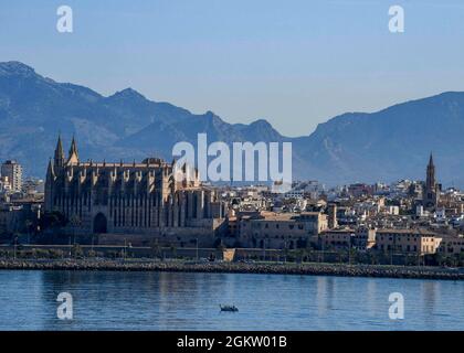 MER MÉDITERRANÉE (02 JUILLET 2021) la cathédrale de Santa Maria de Palma peut être vue depuis la base de la mer expéditionnaire USS Hershel “Woody” Williams (ESB 4) alors qu'elle se prépare à se rendre à Palma, Majorque, alors que dans la mer Méditerranée, le 02 juillet 2021. Hershel « Woody » Williams est en cours de déploiement prévu dans la zone d'opérations de la Sixième flotte américaine pour soutenir les intérêts nationaux et la sécurité des États-Unis en Europe et en Afrique. Banque D'Images