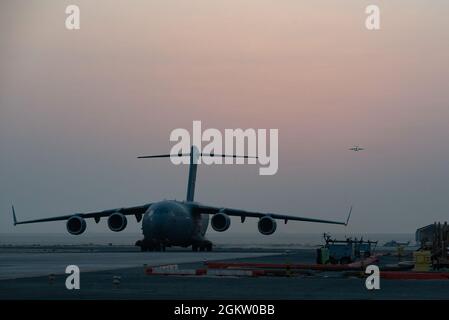 Un taxi C-17 Globemaster III après avoir pris contact avec la base aérienne Ali Al Salem, au Koweït, le 1er juillet 2021. Le C-17 a transporté des soldats et du fret à l'appui de la mission combinée Force opérationnelle interarmées-opération inhérente résoudre. Banque D'Images
