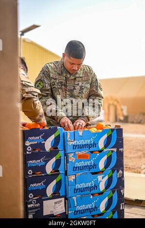 Sergent d'état-major Lorenzo Martinez-Betancourt le 724e Escadron de la base aérienne expéditionnaire dessert un officier en charge de la réserve inspecte les fruits le 2 juillet 2021 à la base aérienne 201 (Niger). Martinez-Betancourt a géré avec précision et efficacité les opérations des entrepôts et la gestion des stocks des établissements de restauration en prévoyant, commandant, recevant, émettant et inventoriant la subsistance nécessaire pour nourrir les membres de la base aérienne 201. Banque D'Images