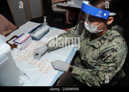 ATSUGI, Japon (2 juillet 2021) l'Hospitalman Jasmin Gomez, affecté à l'unité de préparation et de formation à la médecine de la marine (NMRTU) Atsugi, Japon, prépare des aides de bande pour une campagne de vaccination Moderna COVID-19 pour les employés de la région à bord de l'installation aérienne navale (NAF) Atsugi, 2 juillet. Les vaccins proviennent de la fourniture par l'USFJ de vaccins approuvés, offerts à ceux qui choisissent des recevoir, dans un effort pour prévenir la propagation de la COVID-19 et pour assurer la capacité de l'USFJ de soutenir la sécurité du Japon. Banque D'Images