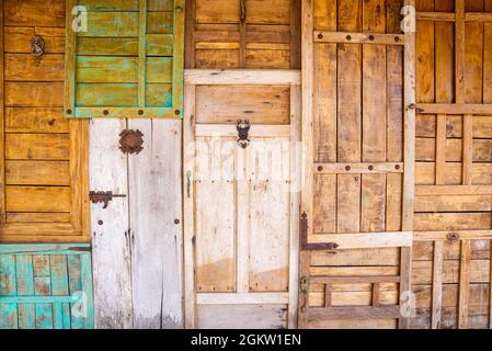 Collection de portes en bois de style ancien avec serrure rouillée et knockers Banque D'Images