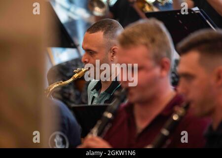 210703-N-BM428-0044 ODESA, Ukraine (3 juillet 2021) musicien de 3e classe Pedro Mendez, affecté à la bande Europe des Forces navales américaines, à gauche, joue le saxophone avec le groupe de la marine ukrainienne à Odesa, en Ukraine, lors de l'exercice Sea Breeze 2021, 3 juillet 2021. L'exercice Sea Breeze est un exercice maritime multinational organisé par la Sixième flotte américaine et la marine ukrainienne depuis 1997. Sea Breeze 2021 vise à améliorer l'interopérabilité des pays participants et à renforcer la sécurité maritime et la paix dans la région. Banque D'Images