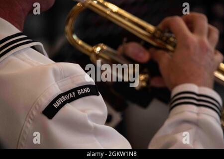 210703-N-BM428-0112 ODESA, Ukraine (3 juillet 2021) le musicien de 1re classe Edward Reid, affecté à la bande Europe des Forces navales américaines, joue la trompette lors d'une répétition avec la bande de la marine ukrainienne lors de l'exercice Sea Breeze 2021, le 3 juillet 2021. L'exercice Sea Breeze est un exercice maritime multinational organisé par la Sixième flotte américaine et la marine ukrainienne depuis 1997. Sea Breeze 2021 vise à améliorer l'interopérabilité des pays participants et à renforcer la sécurité maritime et la paix dans la région. Banque D'Images