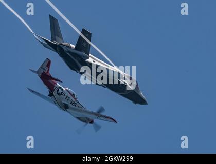 Kristin 'BEO' Wolfe, pilote et commandant de l'équipe de démonstration F-35A Lightning II, vole en formation avec le lieutenant-colonel retraité Greg Anders, pilote P-51 de la Air Force Heritage Flight Foundation, Tacoma, Washington, 3 juillet 2021. L'équipe de démonstration F-35 a été à la tête des 2021 spectacles aériens Gig Harbor Wings-and Wheels et Tacoma Freedom Fair pour le week-end du 4 juillet. Banque D'Images