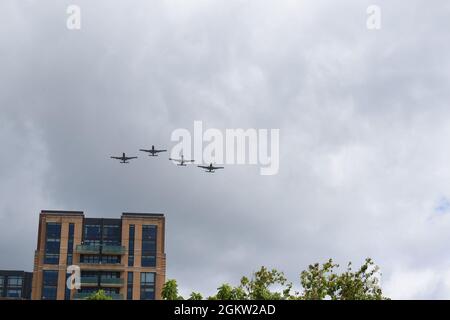 Une formation d'un avion Thunderbolt II A-10C de la 175e Escadre, garde nationale aérienne du Maryland, survole la parade de Towson du 4 juillet à Towson, Maryland, le 3 juillet 2021. Depuis plus de 120 ans, le défilé de Towson du 4 juillet célèbre la vie des hommes et des femmes qui ont servi les États-Unis. Banque D'Images