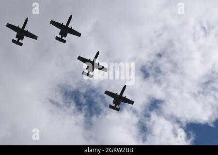 Une formation d'un avion Thunderbolt II A-10C de la 175e Escadre, garde nationale aérienne du Maryland, survole la parade de Towson du 4 juillet à Towson, Maryland, le 3 juillet 2021. Depuis plus de 120 ans, le défilé de Towson du 4 juillet célèbre la vie des hommes et des femmes qui ont servi les États-Unis. Banque D'Images