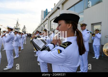 210704-N-FV745-1041 ODESA, Ukraine (4 juillet 2021) Un musicien de la marine ukrainienne interprète l'hymne national ukranien pour signaler le début de la journée de visite distinguée à Odesa, Ukraine, au cours de l'exercice Sea Breeze 2021, le 4 juillet 2021. L'exercice Sea Breeze est un exercice maritime multinational organisé par la Sixième flotte américaine et la Marine ukrainienne dans la mer Noire depuis 1997. Sea Breeze 2021 vise à améliorer l'interopérabilité des pays participants et à renforcer la sécurité maritime et la paix dans la région. Banque D'Images