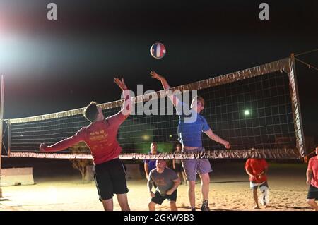 Les membres du service affectés au 724e Escadron de la base aérienne expéditionnaire participent à un tournoi de volley-ball le 4 juillet 2021 à la base aérienne 201, au Niger. Les membres ont participé à un tournoi de basket-ball, de volley-ball et de cornhole, ainsi qu'à un bingo et à un concours le mieux habillé pour célébrer le jour de l'indépendance. Banque D'Images