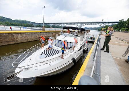 MiKayla Newman, un garde-rivière pour le U.S. Army corps of Engineers District de Pittsburgh, parle aux plaisanciers à l'écluse et au barrage 2, Allegheny River, qui se dirigent vers le spectacle de feux d'artifice à Pittsburgh, le 4 juillet 2021. Les écluses et barrages du district de Pittsburgh sont ouverts toute l'année, y compris les jours fériés fédéraux, pour que les plaisanciers puissent profiter des vues de la ville et pour que les barges commerciales puissent naviguer sur les voies navigables en toute sécurité. Banque D'Images