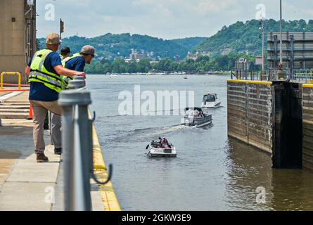 Les exploitants de écluses du U.S. Army corps of Engineers District de Pittsburgh, à l'écluse et au barrage 2, à Allegheny River, regardent les bateaux qui se dirigent vers le spectacle des feux d'artifice à Pittsburgh, le 4 juillet 2021. Les écluses et barrages du district de Pittsburgh sont ouverts toute l'année, y compris les jours fériés fédéraux, pour que les plaisanciers puissent profiter des vues de la ville et pour que les barges commerciales puissent naviguer sur les voies navigables en toute sécurité. Banque D'Images