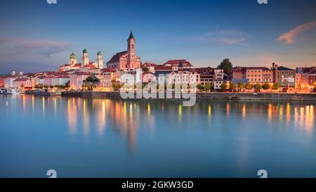 Passau Skyline, Allemagne. Image panoramique de la ville de Passau, Bavière, Allemagne au coucher du soleil d'automne. Banque D'Images