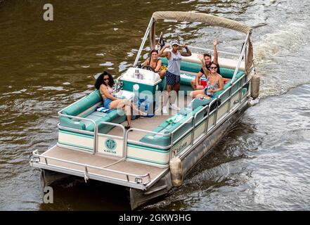 Les plaisanciers déferle devant les employés du U.S. Army corps of Engineers à Lock and Dam 2, sur la rivière Allegheny, tout en se dirigeant vers le spectacle de feux d'artifice à Pittsburgh, le 4 juillet 2021. Les écluses et barrages du district de Pittsburgh sont ouverts toute l'année, y compris les jours fériés fédéraux, pour que les plaisanciers puissent profiter des vues de la ville et pour que les barges commerciales puissent naviguer sur les voies navigables en toute sécurité. Banque D'Images