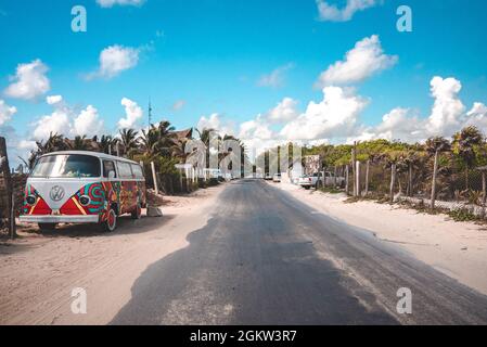 Un camion ou une fourgonnette fermé et décoratif stationnés au bord de la route sur du sable Banque D'Images