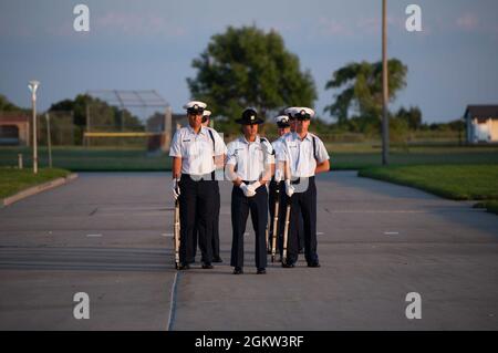 CAPE MAY, N.J. - le centre d'entraînement de la Garde côtière américaine Cape May organise une parade du coucher du soleil du jour de l'indépendance, le 4 juillet 2021, sur le terrain de parade de la base. Au cours de la cérémonie, le personnel a honoré le personnel médical et les premiers intervenants de la communauté locale, y compris le Centre médical régional du Cap, le Bureau de gestion des urgences du Cap-May et le Département de la santé, en plus de notre personnel médical de base. Grâce à une approche communautaire globale, les organismes partenaires ont travaillé à maintenir la communauté de Cape May en bonne santé et ont permis à la base de continuer en toute sécurité la formation des recrues. Banque D'Images