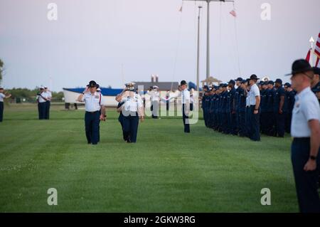 CAPE MAY, N.J. - le centre d'entraînement de la Garde côtière américaine Cape May organise une parade du coucher du soleil du jour de l'indépendance, le 4 juillet 2021, sur le terrain de parade de la base. Au cours de la cérémonie, le personnel a honoré le personnel médical et les premiers intervenants de la communauté locale, y compris le Centre médical régional du Cap, le Bureau de gestion des urgences du Cap-May et le Département de la santé, en plus de notre personnel médical de base. Grâce à une approche communautaire globale, les organismes partenaires ont travaillé à maintenir la communauté de Cape May en bonne santé et ont permis à la base de continuer en toute sécurité la formation des recrues. Banque D'Images