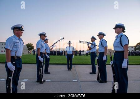 CAPE MAY, N.J. - le centre d'entraînement de la Garde côtière américaine Cape May organise une parade du coucher du soleil du jour de l'indépendance, le 4 juillet 2021, sur le terrain de parade de la base. Au cours de la cérémonie, le personnel a honoré le personnel médical et les premiers intervenants de la communauté locale, y compris le Centre médical régional du Cap, le Bureau de gestion des urgences du Cap-May et le Département de la santé, en plus de notre personnel médical de base. Grâce à une approche communautaire globale, les organismes partenaires ont travaillé à maintenir la communauté de Cape May en bonne santé et ont permis à la base de continuer en toute sécurité la formation des recrues. Banque D'Images