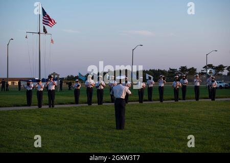 CAPE MAY, N.J. - le centre d'entraînement de la Garde côtière américaine Cape May organise une parade du coucher du soleil du jour de l'indépendance, le 4 juillet 2021, sur le terrain de parade de la base. Au cours de la cérémonie, le personnel a honoré le personnel médical et les premiers intervenants de la communauté locale, y compris le Centre médical régional du Cap, le Bureau de gestion des urgences du Cap-May et le Département de la santé, en plus de notre personnel médical de base. Grâce à une approche communautaire globale, les organismes partenaires ont travaillé à maintenir la communauté de Cape May en bonne santé et ont permis à la base de continuer en toute sécurité la formation des recrues. Banque D'Images