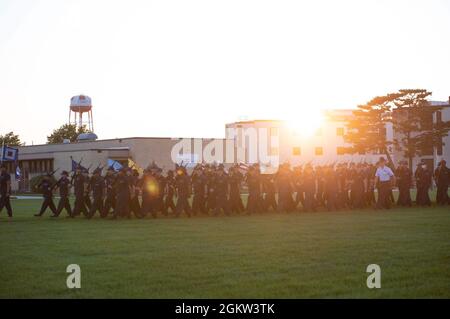 CAPE MAY, N.J. - le centre d'entraînement de la Garde côtière américaine Cape May organise une parade du coucher du soleil du jour de l'indépendance, le 4 juillet 2021, sur le terrain de parade de la base. Au cours de la cérémonie, le personnel a honoré le personnel médical et les premiers intervenants de la communauté locale, y compris le Centre médical régional du Cap, le Bureau de gestion des urgences du Cap-May et le Département de la santé, en plus de notre personnel médical de base. Grâce à une approche communautaire globale, les organismes partenaires ont travaillé à maintenir la communauté de Cape May en bonne santé et ont permis à la base de continuer en toute sécurité la formation des recrues. Banque D'Images