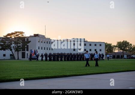 CAPE MAY, N.J. - le centre d'entraînement de la Garde côtière américaine Cape May organise une parade du coucher du soleil du jour de l'indépendance, le 4 juillet 2021, sur le terrain de parade de la base. Au cours de la cérémonie, le personnel a honoré le personnel médical et les premiers intervenants de la communauté locale, y compris le Centre médical régional du Cap, le Bureau de gestion des urgences du Cap-May et le Département de la santé, en plus de notre personnel médical de base. Grâce à une approche communautaire globale, les organismes partenaires ont travaillé à maintenir la communauté de Cape May en bonne santé et ont permis à la base de continuer en toute sécurité la formation des recrues. Banque D'Images