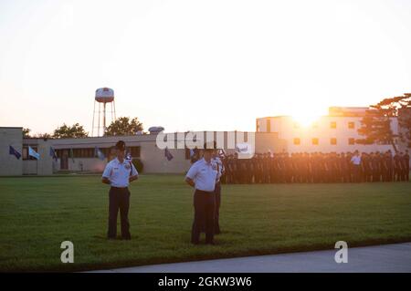 CAPE MAY, N.J. - le centre d'entraînement de la Garde côtière américaine Cape May organise une parade du coucher du soleil du jour de l'indépendance, le 4 juillet 2021, sur le terrain de parade de la base. Au cours de la cérémonie, le personnel a honoré le personnel médical et les premiers intervenants de la communauté locale, y compris le Centre médical régional du Cap, le Bureau de gestion des urgences du Cap-May et le Département de la santé, en plus de notre personnel médical de base. Grâce à une approche communautaire globale, les organismes partenaires ont travaillé à maintenir la communauté de Cape May en bonne santé et ont permis à la base de continuer en toute sécurité la formation des recrues. Banque D'Images
