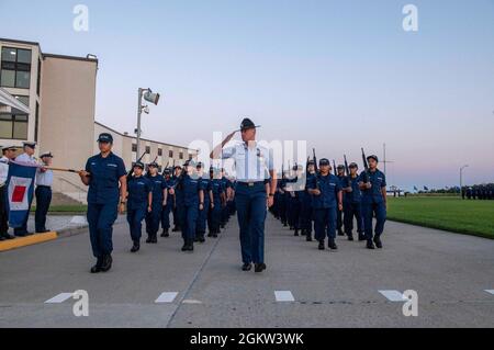 CAPE MAY, N.J. - le centre d'entraînement de la Garde côtière américaine Cape May organise une parade du coucher du soleil du jour de l'indépendance, le 4 juillet 2021, sur le terrain de parade de la base. Au cours de la cérémonie, le personnel a honoré le personnel médical et les premiers intervenants de la communauté locale, y compris le Centre médical régional du Cap, le Bureau de gestion des urgences du Cap-May et le Département de la santé, en plus de notre personnel médical de base. Grâce à une approche communautaire globale, les organismes partenaires ont travaillé à maintenir la communauté de Cape May en bonne santé et ont permis à la base de continuer en toute sécurité la formation des recrues. Banque D'Images