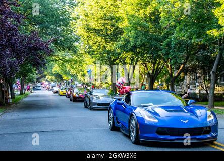 Une ligne de Corvette se rendrez dans le défilé annuel de célébration du 4 juillet à Douvres, Delaware, le 4 juillet 2021. La célébration comprenait également une lecture de la Déclaration d'indépendance, des visites de l'ancienne Maison d'État, des divertissements musicaux et un feu d'artifice. Banque D'Images