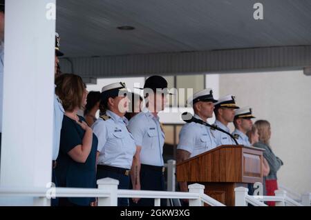 CAPE MAY, N.J. - le centre d'entraînement de la Garde côtière américaine Cape May organise une parade du coucher du soleil du jour de l'indépendance, le 4 juillet 2021, sur le terrain de parade de la base. Au cours de la cérémonie, le personnel a honoré le personnel médical et les premiers intervenants de la communauté locale, y compris le Centre médical régional du Cap, le Bureau de gestion des urgences du Cap-May et le Département de la santé, en plus de notre personnel médical de base. Grâce à une approche communautaire globale, les organismes partenaires ont travaillé à maintenir la communauté de Cape May en bonne santé et ont permis à la base de continuer en toute sécurité la formation des recrues. Banque D'Images