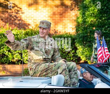 Le colonel Matt Husemann, commandant de la 436e escadre de transport aérien, se délague devant la foule lors du défilé annuel de célébration du 4 juillet à Douvres, Delaware, le 4 juillet 2021. Husemann a servi de grand maréchal pendant l'événement. Banque D'Images