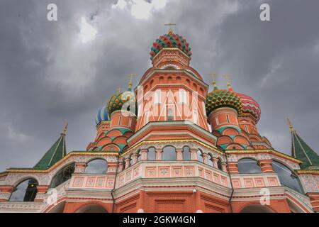 Dômes de la cathédrale Saint-Basile contre le ciel bleu le matin d'une journée nuageux, à la place du Kremlin, Moscou Banque D'Images