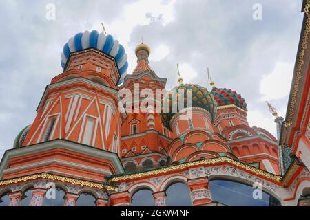 Dômes de la cathédrale Saint-Basile contre le ciel bleu le matin d'une journée nuageux, à la place du Kremlin, Moscou Banque D'Images