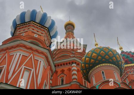 Dômes de la cathédrale Saint-Basile contre le ciel bleu le matin d'une journée nuageux, à la place du Kremlin, Moscou Banque D'Images