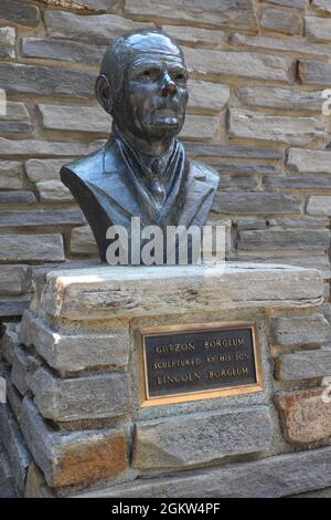 Le buste en bronze de Gutzon Borglum le créateur du Mémorial national de Mount Rushmore, Keystone, Keystone, Dakota du Sud, États-Unis Banque D'Images