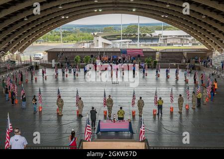 Les travailleurs essentiels, les membres de la Garde nationale d'Hawaï et les invités spéciaux se tiennent dans un « cercle de l'espoir » avant le jeu de l'hymne national et du Pono'i d'Hawaï, dans le stade Edith Kanakaole, 5 juillet 2021, Hilo Hawaii. La cérémonie spéciale a été de remercier la Garde nationale, le département de police d'Hawaii, le département des pompiers d'Hawaii, la défense civile du comté d'Hawaii, le ministère de la Santé et les premiers intervenants pour leur engagement et leurs efforts continus dans la lutte contre la pandémie COVID-19 dans le comté d'Hawaï. Banque D'Images