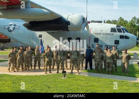 Des aviateurs du 43e Escadron du contrôleur, Pope Army Airfield, en Caroline du Nord, posent pour une photo d'équipe le 6 juillet 2021. Banque D'Images