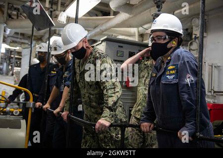 YOKOSUKA, Japon (6 juillet 2021) – Commandant, Groupe de grève expéditionnaire (ESG) sept SMA arrière. Christopher Engdahl, de South Bend, dans l'Indiana, effectue une visite des espaces d'ingénierie avec l'ingénieur en chef Lt. Cmdr. Patricia Cunanan, de Manille, à bord du navire amiral de la 7e flotte américaine USS Blue Ridge (LCC 19) le 6 juillet 2021. Blue Ridge est le plus ancien navire opérationnel de la Marine et, en tant que 7e navire de commandement de la flotte, travaille activement à favoriser les relations avec les alliés et les partenaires de la région Indo-Pacifique. Banque D'Images