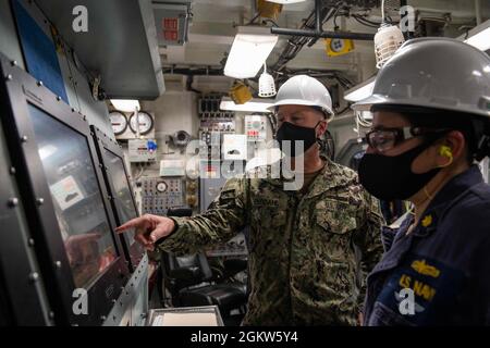 YOKOSUKA, Japon (6 juillet 2021) – Commandant, Groupe de grève expéditionnaire (ESG) sept SMA arrière. Christopher Engdahl, de South Bend, dans l'Indiana, effectue une visite des espaces d'ingénierie avec l'ingénieur en chef Lt. Cmdr. Patricia Cunanan, de Manille, à bord du navire amiral de la 7e flotte américaine USS Blue Ridge (LCC 19) le 6 juillet 2021. Blue Ridge est le plus ancien navire opérationnel de la Marine et, en tant que 7e navire de commandement de la flotte, travaille activement à favoriser les relations avec les alliés et les partenaires de la région Indo-Pacifique. Banque D'Images
