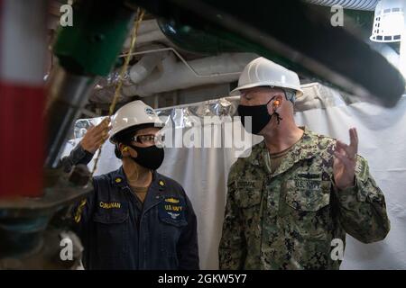 YOKOSUKA, Japon (6 juillet 2021) – Commandant, Groupe de grève expéditionnaire (ESG) sept SMA arrière. Christopher Engdahl, de South Bend, dans l'Indiana, effectue une visite des espaces d'ingénierie avec l'ingénieur en chef Lt. Cmdr. Patricia Cunanan, de Manille, à bord du navire amiral de la 7e flotte américaine USS Blue Ridge (LCC 19) le 6 juillet 2021. Blue Ridge est le plus ancien navire opérationnel de la Marine et, en tant que 7e navire de commandement de la flotte, travaille activement à favoriser les relations avec les alliés et les partenaires de la région Indo-Pacifique. Banque D'Images